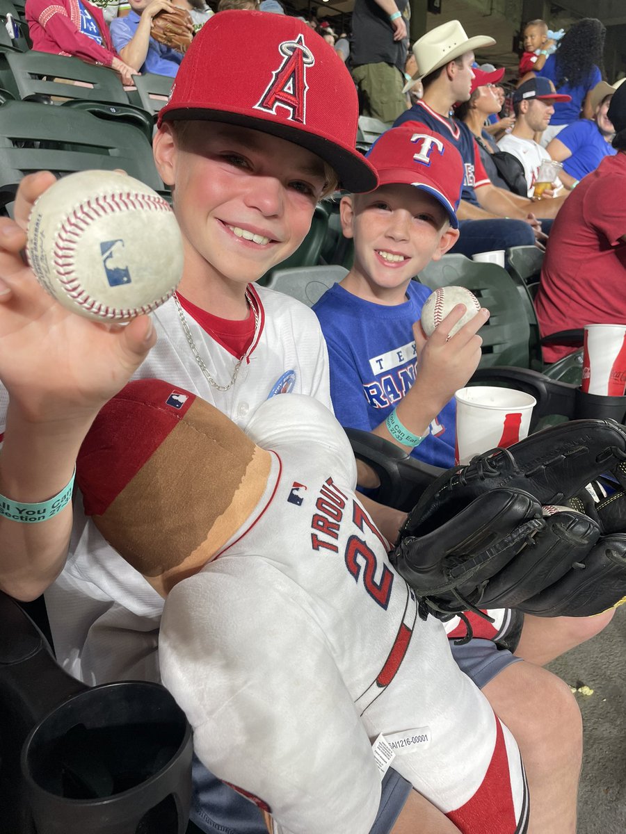 CaitJoblon's tweet photo. @MikeTrout himself threw BK a ball and I will never top this birthday for him 😍❤️ https://t.co/9diw5TOvuV