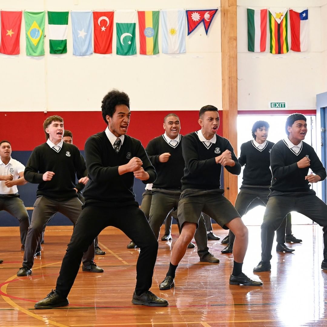 Saad_BHG's tweet photo. When the @t20worldcup Squad gets named at your old school! 
A special day at Avondale College with @martyguptill31 returning to his high school for the naming of our T20 World Cup Squad starting next month in Australia
#Martinguptill our proud #BLACKCAPS #NewZealand
#T20WorldCup https://t.co/NW14nAxf6O