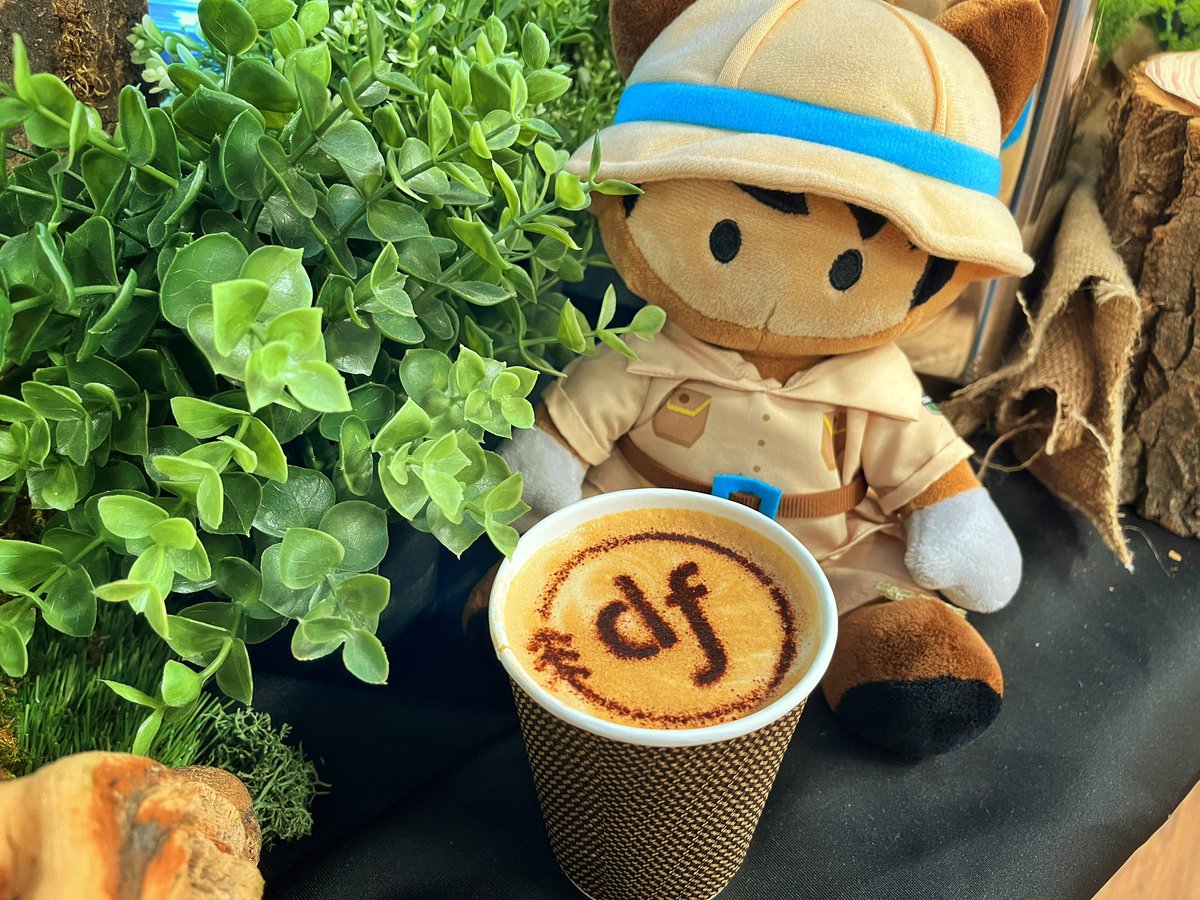 linayongln's tweet photo. #dreamforce2022 Coffee. Catching the great content on Salesforce+ @salesforce @salesforceapac https://t.co/SmHaFzDI3E