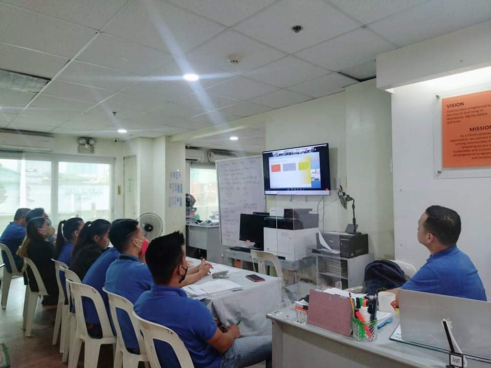 LIGHT_MFI's tweet image. A CBU Product Policy Manual review was attended by all staff of LIGHT through a Zoom web conference on July 19, 2022 as part of the organization’s Upskilling and Reskilling Program.

Read more - light.org.ph/news-and-updat…

#NewNormalNewOpportunities #STAYSAFE #LearnwithLIGHT