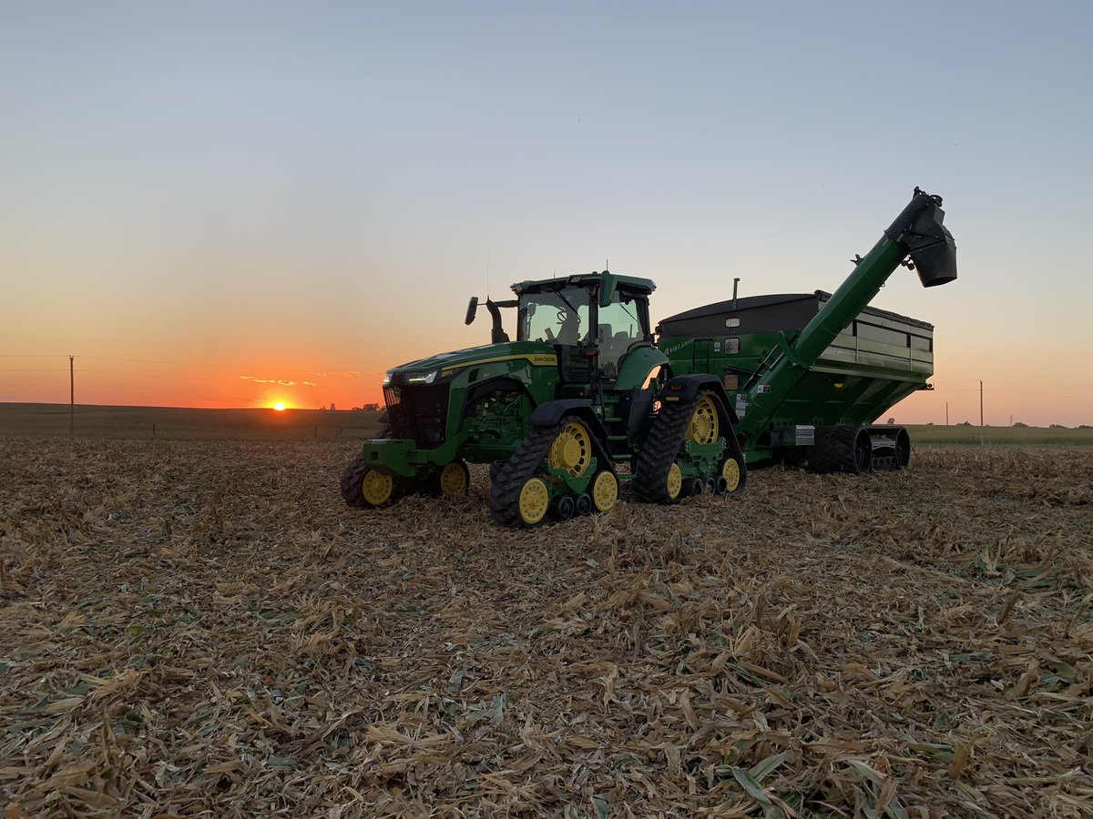 Hands down the best time of the year!First day of #harvest22 in Central IL <a href="/JohnDeere/">John Deere USA</a> <a href="/UnverferthMfg/">Unverferth Mfg. Co., Inc.</a>