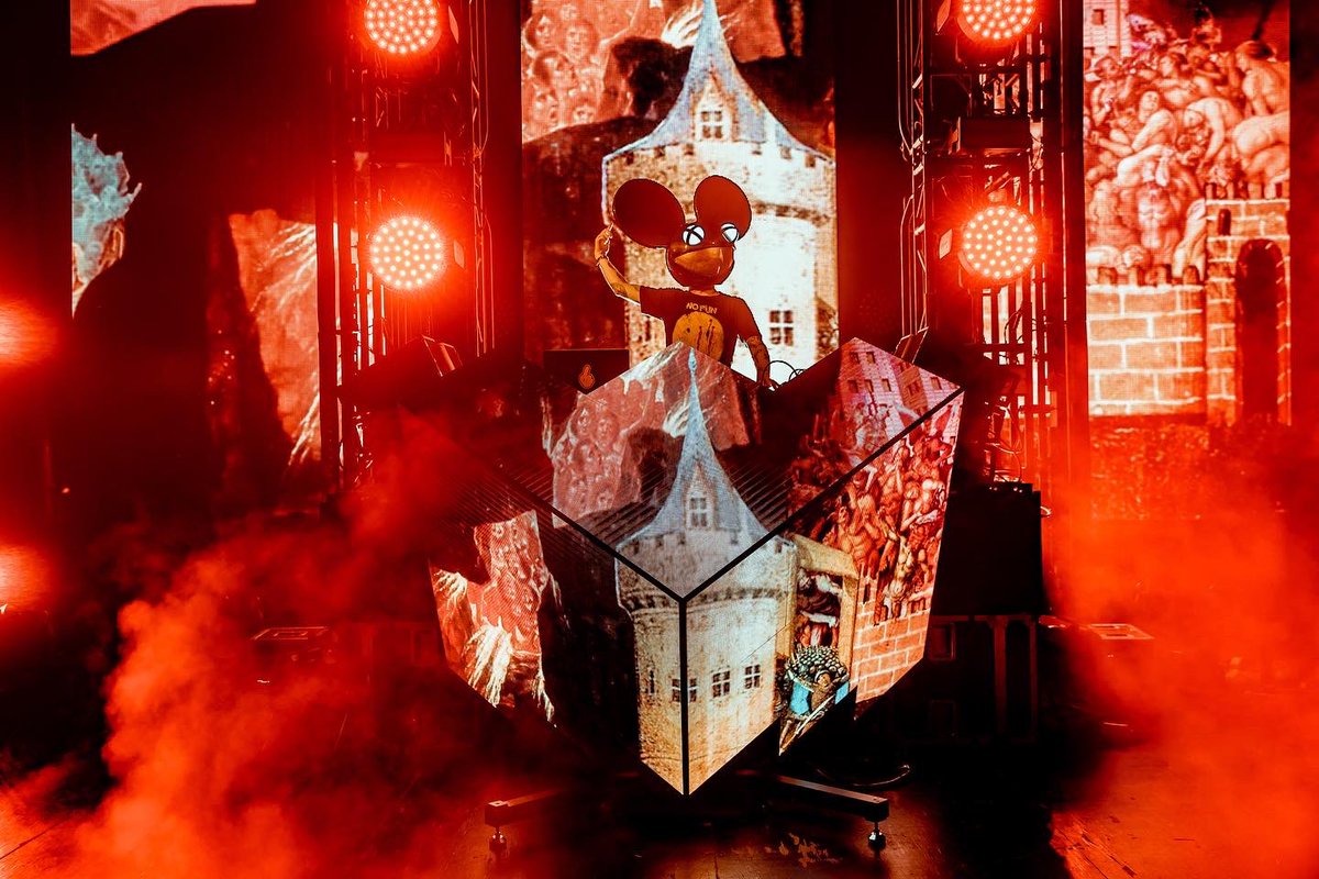 deadmau5's tweet photo. thx buffalo! #wearefriend5 tour continues on to chicago this weekend… catch mau5 @NeroUK @lamorn_music @morginmadison at the @AragonBallroom on friday :D

tix at https://t.co/wedz8k6QLi https://t.co/P84lga3fbr