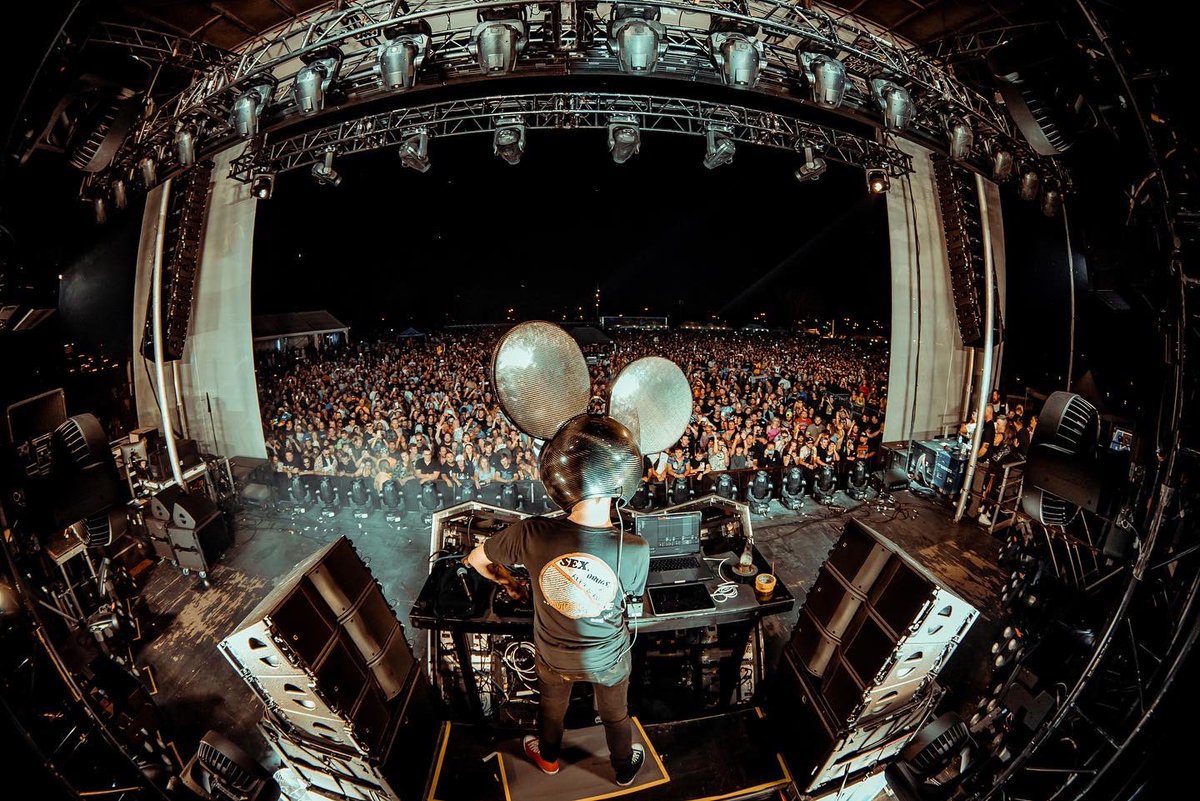 deadmau5's tweet photo. thx buffalo! #wearefriend5 tour continues on to chicago this weekend… catch mau5 @NeroUK @lamorn_music @morginmadison at the @AragonBallroom on friday :D

tix at https://t.co/wedz8k6QLi https://t.co/P84lga3fbr