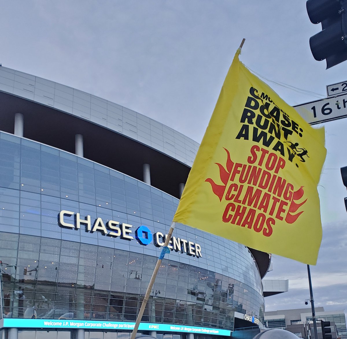 RTBayArea's tweet photo. @Chase is the world’s largest funder of fossil fuels. Since 2015, Chase provided more than $382 billion to the fossil fuel companies driving the climate crisis. We’re here to demand that they stop financing the fossil fuel industry #jpmcc #chaseclimatechallenge https://t.co/OF0zDNUqta