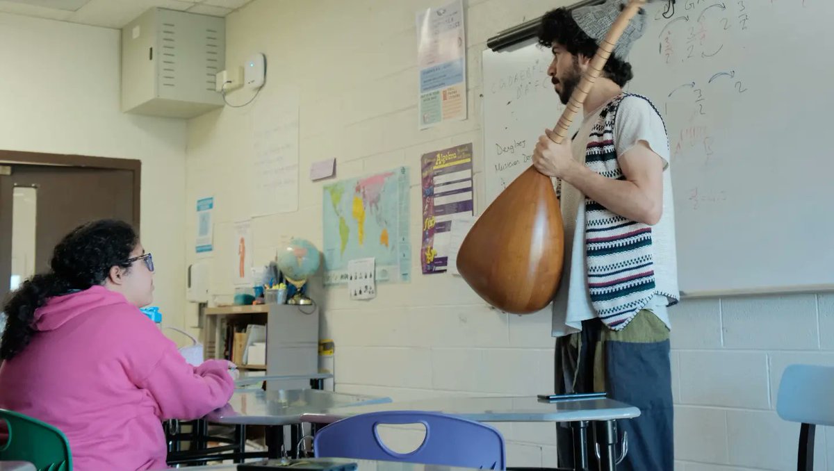 Chicago'da devlet okulu olan bir liseye konuk olduk bugün. Sınıfta Amerikalı öğrencilere bağlamayı anlatıp Şah Hatayi'den bir deyiş çığırdık.