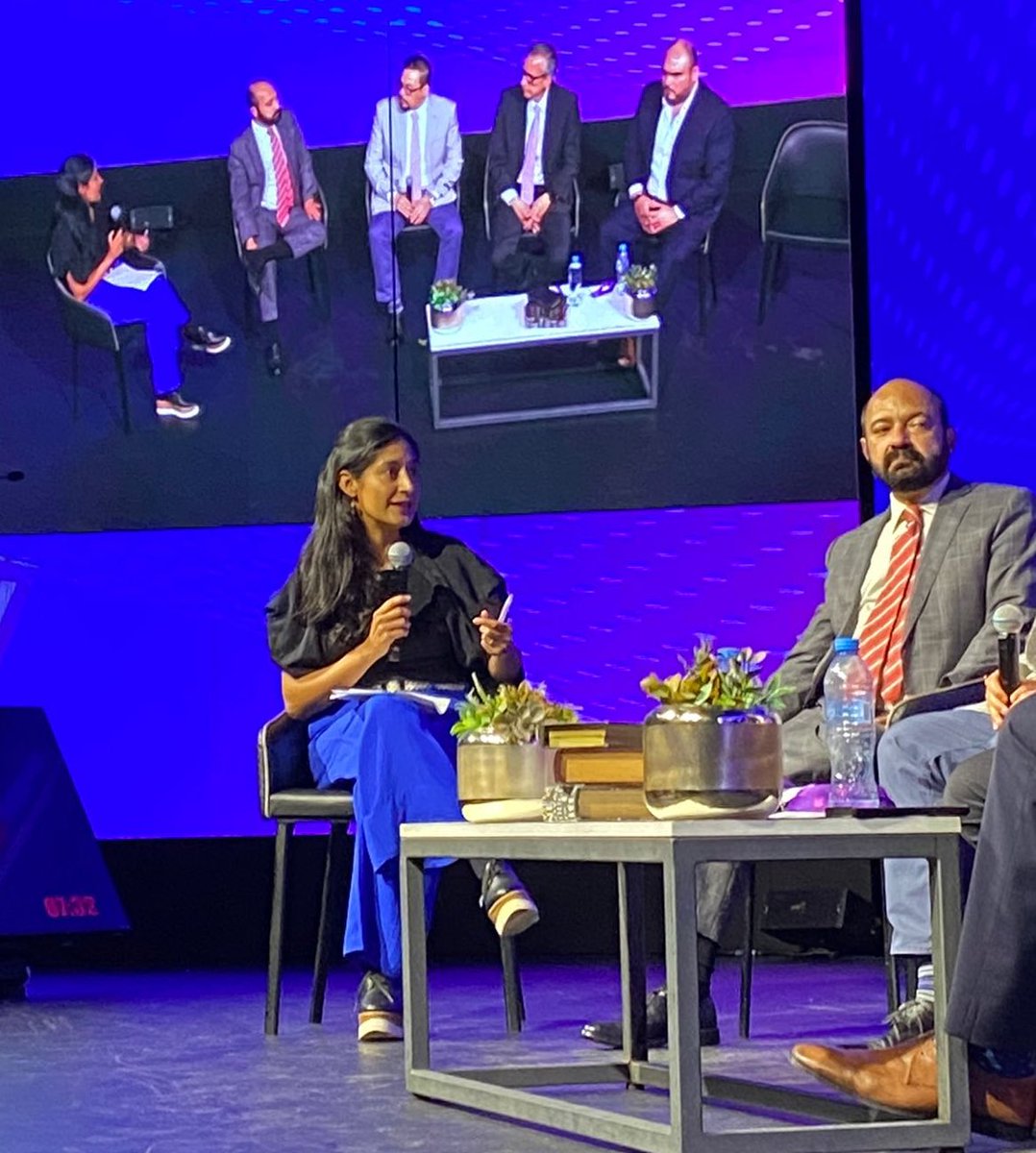 escolastiri's tweet photo. Durante el 1er día de #MX5G🌐🇲🇽@dpl_news conversamos sobre diferentes tipos de nubes, datos y jugadores; democratizar acceso a potencia informática, servicios digitales y herramientas colaborativas para transformar organizaciones y la economía en beneficio de las personas ☁️🤖 https://t.co/OsYLhEZHlb