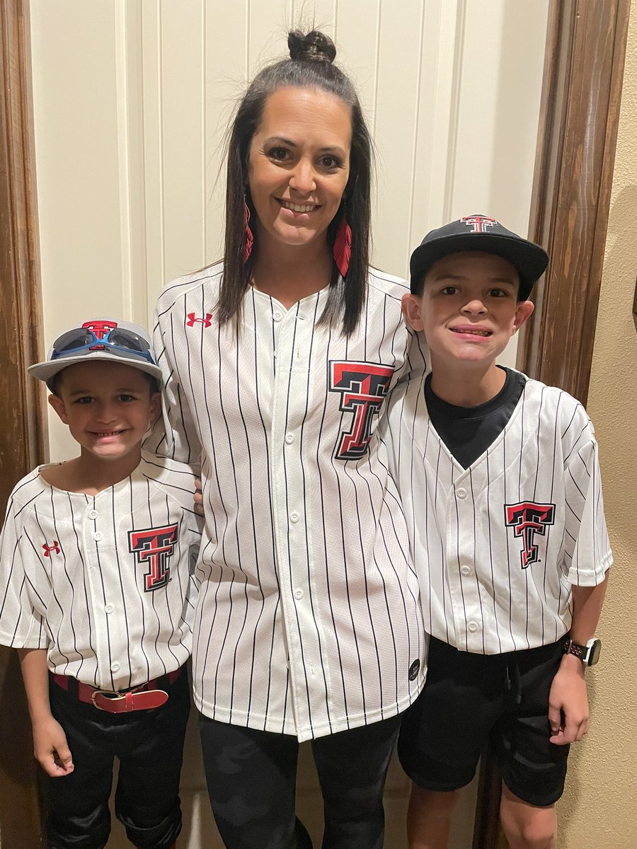 kdsmith1218's tweet photo. When it’s jersey day for homecoming and your family is huge @TTU_Baseball fans it only makes sense to wear your Tech baseball jerseys right 🤷🏽‍♀️⚾️❤️🖤 #Homecoming2022 #sisd #baseballfamily https://t.co/7muavQIzTb