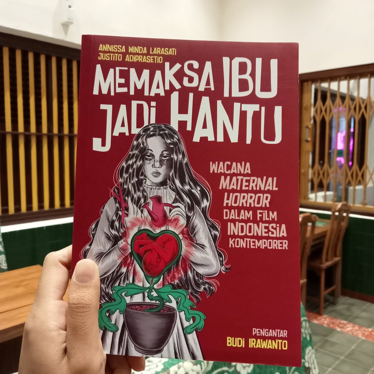 Memaksa Ibu Jadi Hantu
— Annissa Winda Larasati & Justito Adiprasetio

Komunikasi. Nonfiksi