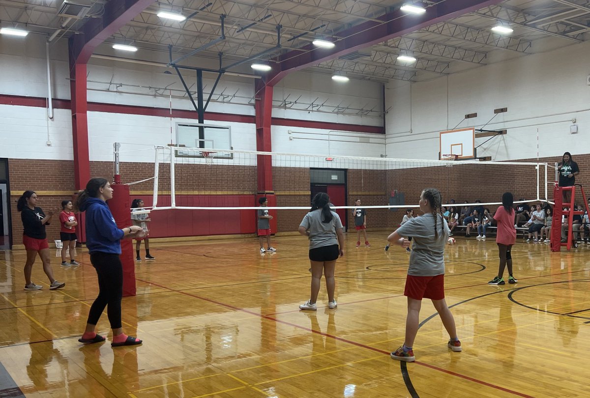 mann_girls's tweet photo. 6th Grade Intramural’s tipped off last night. Great work ladies….a special thank you to our 8th grade volleyball girls for volunteering to coach up our 6th graders.
#OTOF
#OutGrind
#OutHustle
#OutWork
#Everyone https://t.co/A7aAos0B0P