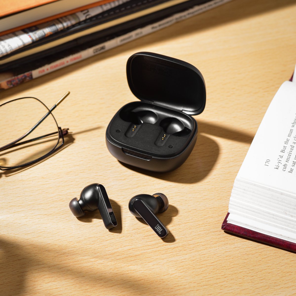 JBLSoundIn's tweet photo. Here’s what a 🔥🔥 time-out sesh from a boring day looks like:
A good book 📖 + noise cancelling earbuds with stunning audio quality + a major bye bye to the world.
👋👋
In frame: Live Pro 2 TWS
#JBLLivePro2 #MuteTheWorld #NoiseCancellingEarbuds #TWS #JBLHeadphones #ANC #Earbuds https://t.co/G8pWxeyzFD