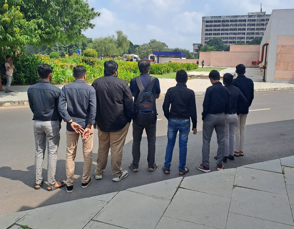 Vivekdoza's tweet photo. #આંદોલન_રંગ : સચિવાલયની અંદર પણ કાળો વિરોધ, ભાજપ શાસનના કથિત સુર્વણ ઇતિહાસમા પહેલીવાર સચિવાલયમા પણ કર્મચારીઓ કાળા કપડા પહેર્યા. વિધાનસભામા માત્ર સફેદપોશ નેતાઓ ને જ પ્રવેશ. બહાર VCE,આરોગ્ય કર્મચારી સહિત અનેક મોરચા વાઇબ્રન્ટ થઈ રહ્યા છે. અલબત્ત પૂર્વ સૈનિકોનુ આંદોલન પૂર્ણ થઇ ગયુ છે https://t.co/cqSb5nh7Dm