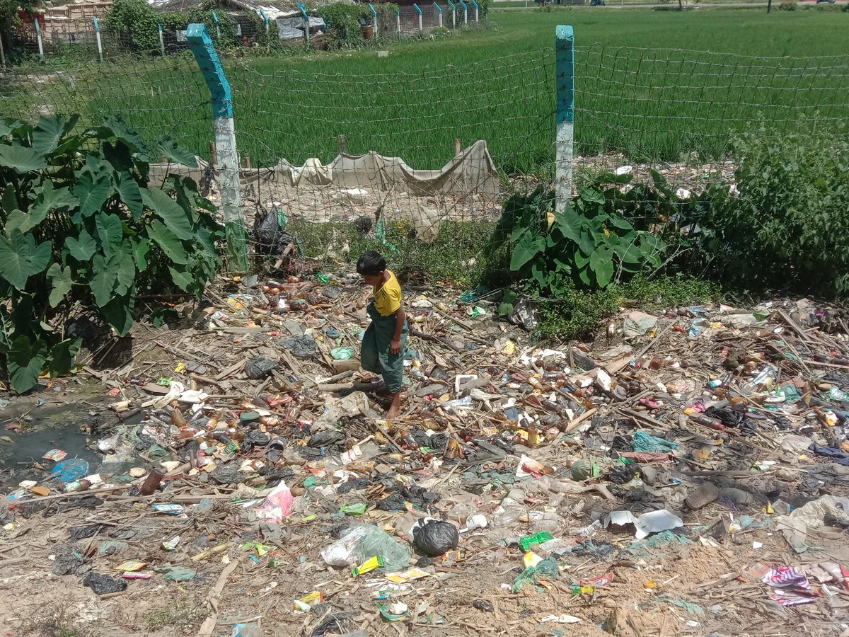 mdzbr57's tweet photo. This is roshit. He is A Rohingya child .he is collecting plastic to exchange with chanachur and peas in the largest refugee camp.
#Rohhingyalivesmatter
#Rohingyachild
#Rohingyarefugeecamp
📷 md Zubair https://t.co/D8BEtqLsQY