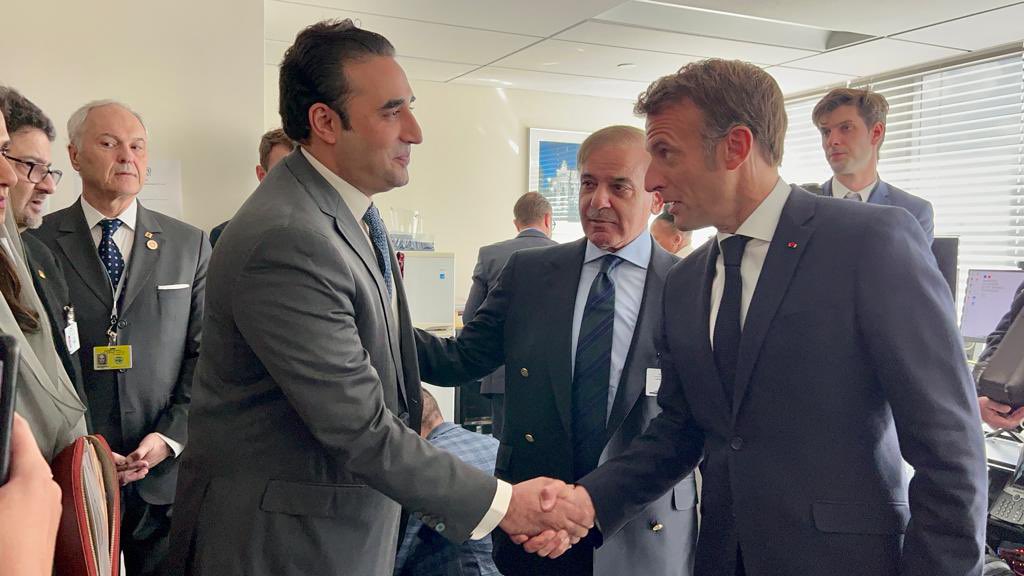 BBhuttoZardari's tweet photo. Honoured to accompany the Prime Minister for a meeting with the French President @EmmanuelMacron on the sidelines on #UNGA. Grateful 🇫🇷 has agreed to work with 🇵🇰 to help rebuild  following #PakistanFloods climate catastrophe 1/2 https://t.co/Hk8wbyDnak