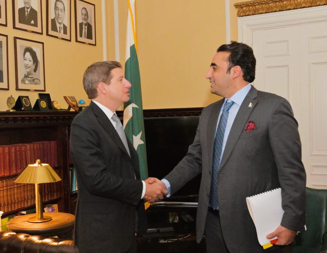 BBhuttoZardari's tweet photo. I had a productive meeting with Scott Nathan @DCFgov. Discussed reconstruction &amp; rehab.  post #floods. opportunities for leveraging private sector invest. in climate resilience projects in infrast., agri. &amp; renewable energy. Econ. empowerment of women will remain a top priority. https://t.co/A6FuBxxbsd