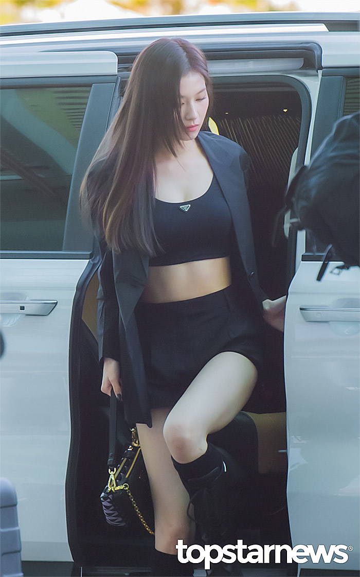 pinkot9's tweet photo. She made you stop scrolling, didn't she? https://t.co/EYfJMVwuJS