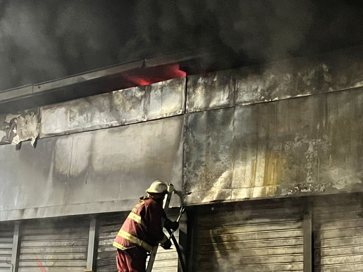 #Caracas a esta hora sigue el incendio en el Mercado Mersur, Boulevar Cesar Rengifo El Cementerio. Funcionarios de Bomberos Dtto Capital, Bomberos UCV, Bomberos Aeronauticos y Protección Civil se encuentran combatiendo las llamas. Funcionarios del Cpnb, GNB, Cicpc, PoliCaracas y