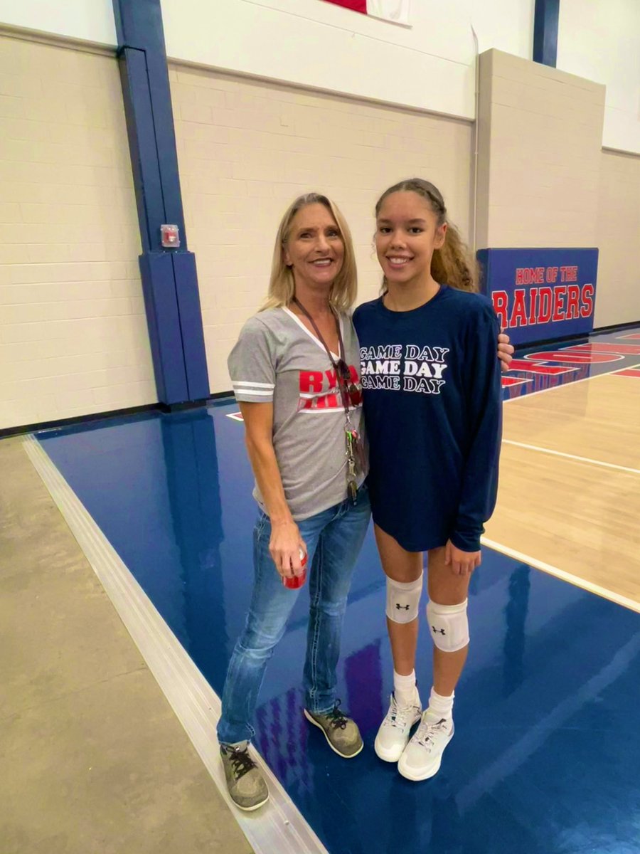 Kdperryplus6's tweet image. Great district win against rival DHS. Maliya showed up and showed out tonight. She was so excited to have Mrs.Withers there for teacher appreciation. Huffines MS to RHS love it. Maliya couldn’t believe it when she seen her on campus.  #MaliyaPerry #8MP #RHS #Raiders 🥰❤️🏐💙