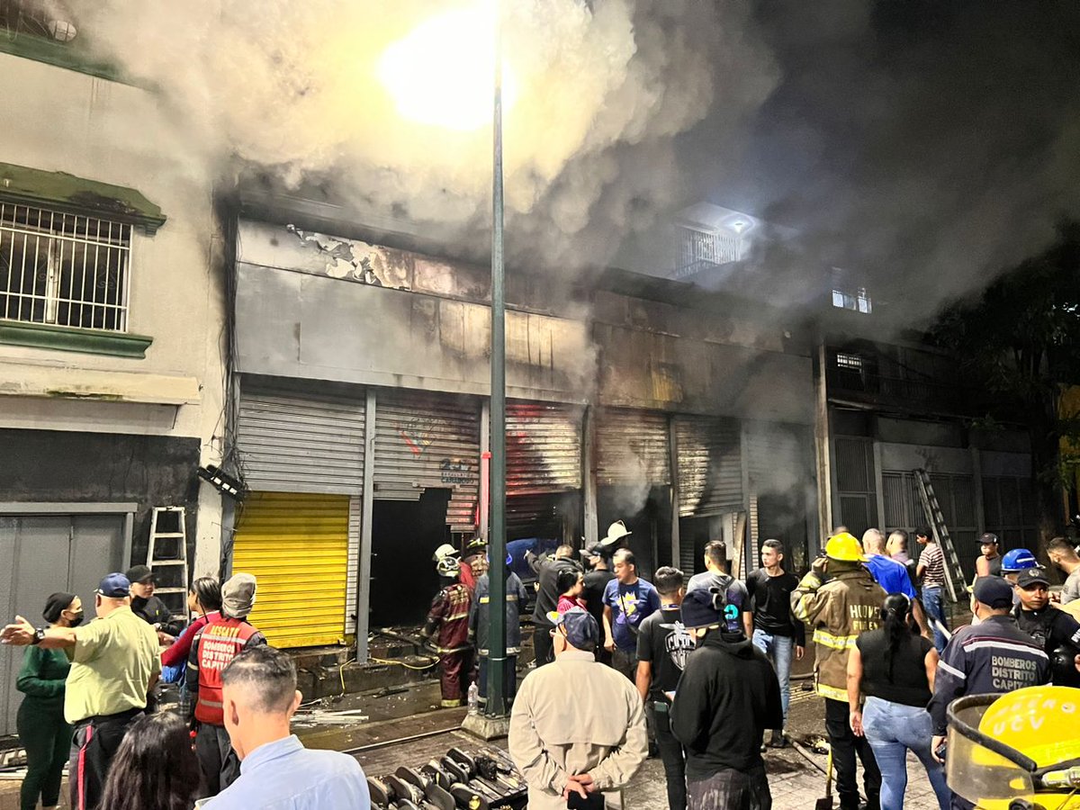 rcamachovzla's tweet photo. #Caracas a esta hora sigue el incendio en el Mercado Mersur, Boulevar Cesar Rengifo El Cementerio. Funcionarios de Bomberos Dtto Capital, Bomberos UCV, Bomberos Aeronauticos y Protección Civil se encuentran combatiendo las llamas. Funcionarios del Cpnb, GNB, Cicpc, PoliCaracas y https://t.co/tKIgOOwq1h