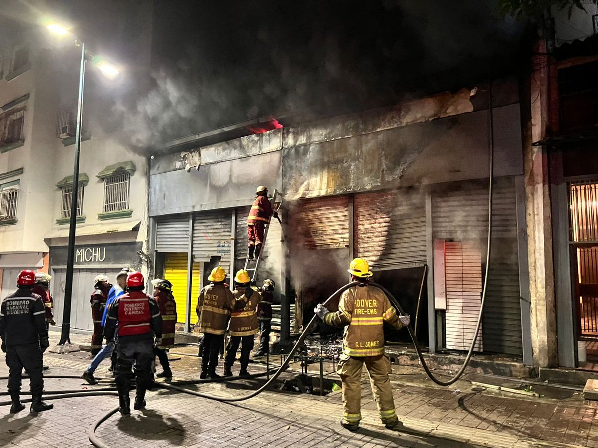 rcamachovzla's tweet photo. #Caracas a esta hora sigue el incendio en el Mercado Mersur, Boulevar Cesar Rengifo El Cementerio. Funcionarios de Bomberos Dtto Capital, Bomberos UCV, Bomberos Aeronauticos y Protección Civil se encuentran combatiendo las llamas. Funcionarios del Cpnb, GNB, Cicpc, PoliCaracas y https://t.co/tKIgOOwq1h