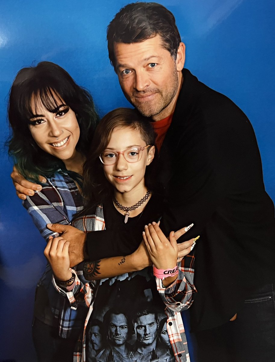 EricaMu29037448's tweet photo. I still can’t get over the fact that this man exists in the same expanse of time as me. #spndenver2022 #spnden #dencon #mishacollins https://t.co/X0eG9UVfcZ