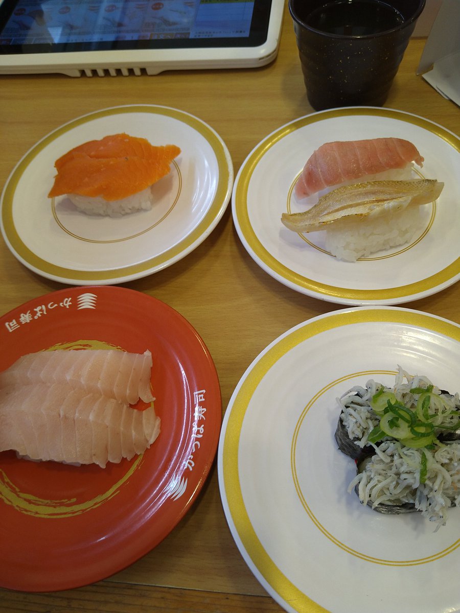 今日のお昼 かっぱ寿司 大トロ、のどぐろ塩炙り、びん長とろはらみ、サーモン、釜揚げしらす、花咲蟹のてっぽう汁、茶碗蒸し、牡蠣フライ 旨かったです🍣
