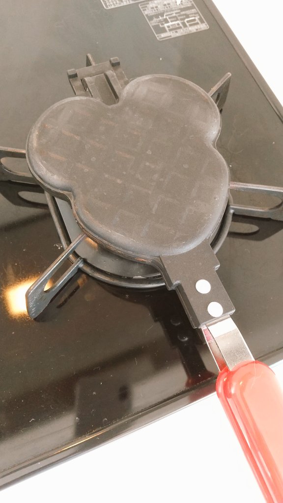 ettan202006's tweet photo. 今日のおやつはミッキーワッフル😋
たった2分で焼き上がる✨
ディズニーランドで買って良かった~👍️
#ワッフル #ミッキーワッフル #ディズニー https://t.co/4fNCuJlSeQ