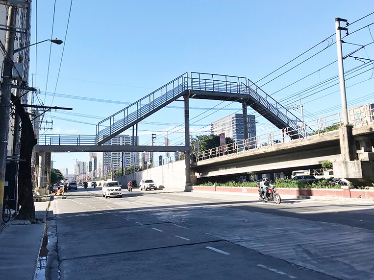 RightOfWayPH's tweet photo. Ano kamo? Bigyan halaga ang bata, matatanda, o may kapansanan?

Weh! Neknek mo!

#pedestrianfriendly #PWDfriendly #MtKamuning  #sinongnilokomo (📸: ctto) https://t.co/c9oagW7Hl3