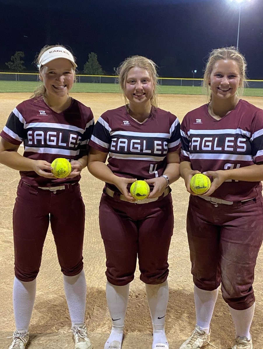 Arlington_HS_SB's tweet photo. 3 Eagles took the ball deep! Seriously! Syd's hit the road, Cadie's clipped the scoreboard, &amp; Bailey's went out on the deepest part of the park!

All of our runs tonight were score via HR! That might be a 1st!
#ArloProud 
@EntPubSports @ArloEaglesSport https://t.co/gt2GiX9yx0