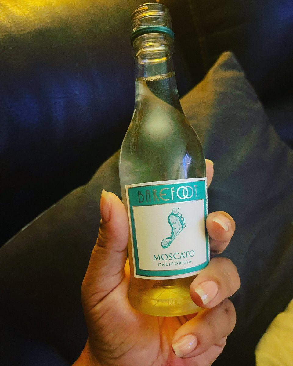 MizShannonS's tweet photo. Baby bottles of my favorite booze… maybe there IS a God. #barefootwine #moscato #yumyum #liquidcandy #cheers #bottomsup https://t.co/ShkaLqxHlx