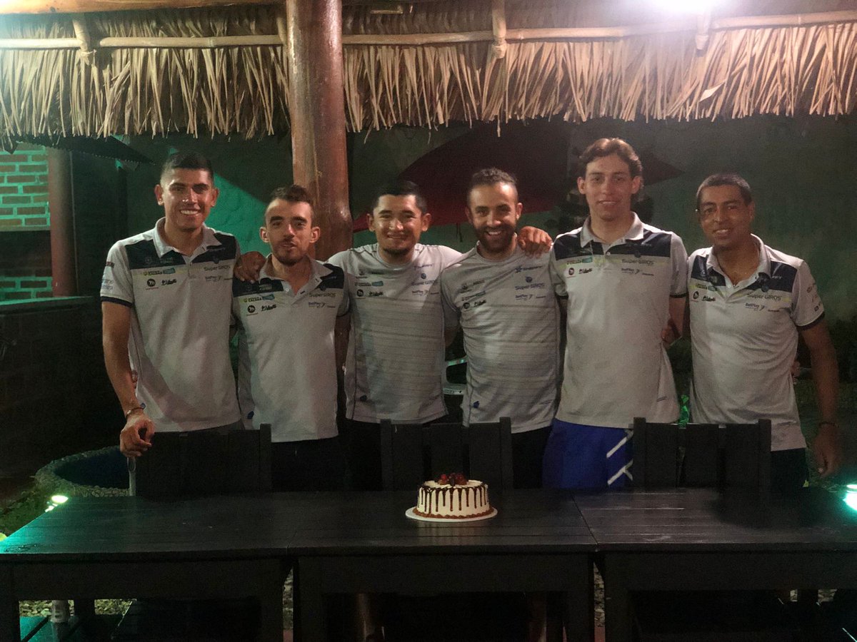 En familia celebró el <a href="/Team_SuperGIROS/">TeamSuperGIROS Alcaldía de Manizales</a> <a href="/SuperGIROS_/">SuperGIROS Oficial</a> <a href="/CiudadManizales/">Alcaldía de Manizales</a> <a href="/GoberCaldas/">Gobernación de Caldas</a> SuSuerte.com la victoria y liderato de <a href="/ChbeCarlos/">luis carlos chia bermudez</a> Luis Carlos Chía en la primera etapa de la Vuelta al Magdalena. Buena esa mi Team.