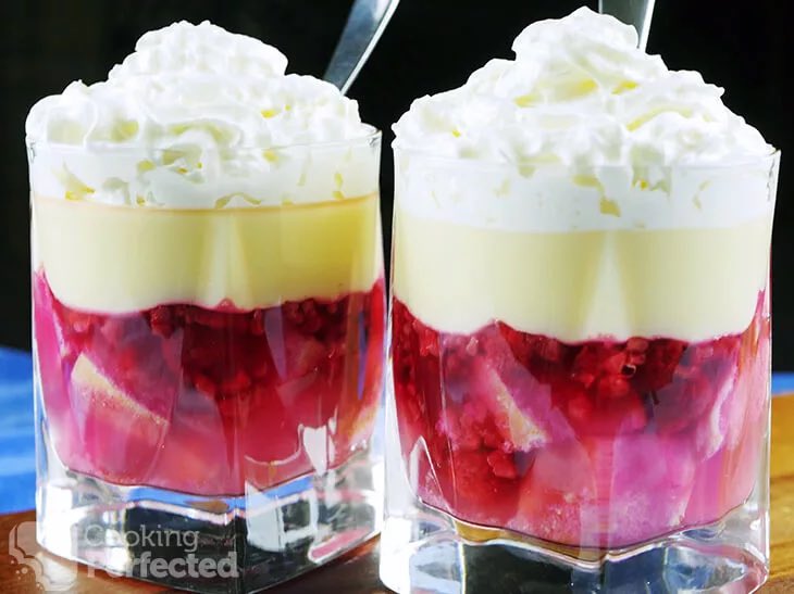 MarieAntoine55's tweet photo. #OnlyAFoolWouldThink that lumps of sponge in the jello at the bottom of a Trifle improves “the experience” 🤨🤢🤮 https://t.co/0Onyha3LuK