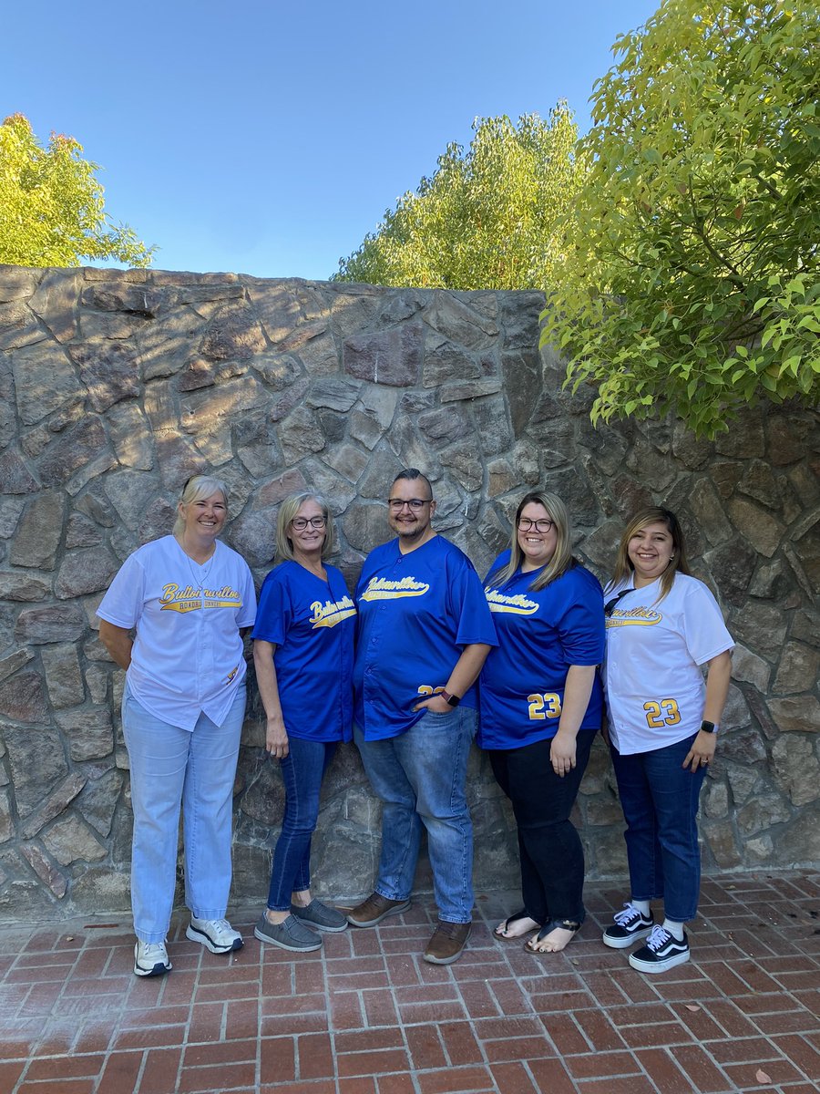 AdmmomH's tweet photo. @ButtonwillowUSD sporting our jerseys and ideas at the #ontrack8th fall convening with @LuisEArgueta1 https://t.co/DCClrW2yWH