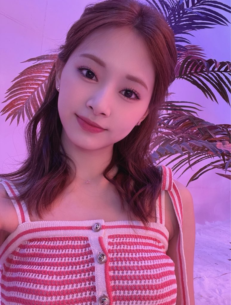 dsstradctd's tweet photo. long live queen Tzuyu https://t.co/phYMNg38TY