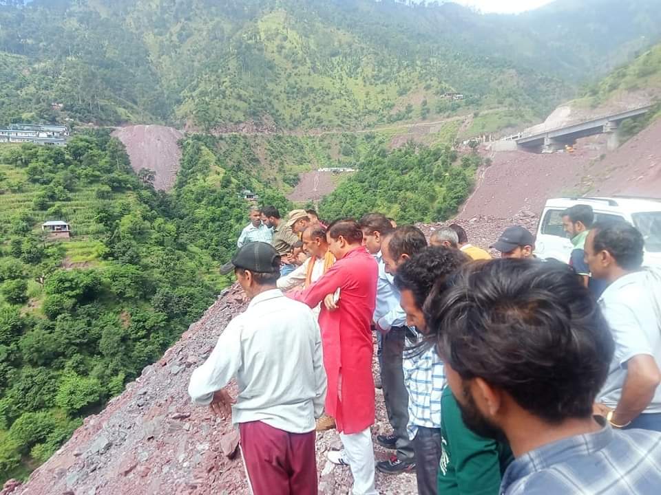 nag_saraf's tweet photo. Aaj dinaank 20.09.2022 ko DDC Chairman Reasi ne Dugga Railway Station aour Tunnel se parbhavit Panchayat Lamsora ke Lamsora No.2 Gaon aour Dugga Panchayat ke Logon se mulakaat ki aour samasyaaon ko sunaa. https://t.co/KLq6KLfcjK