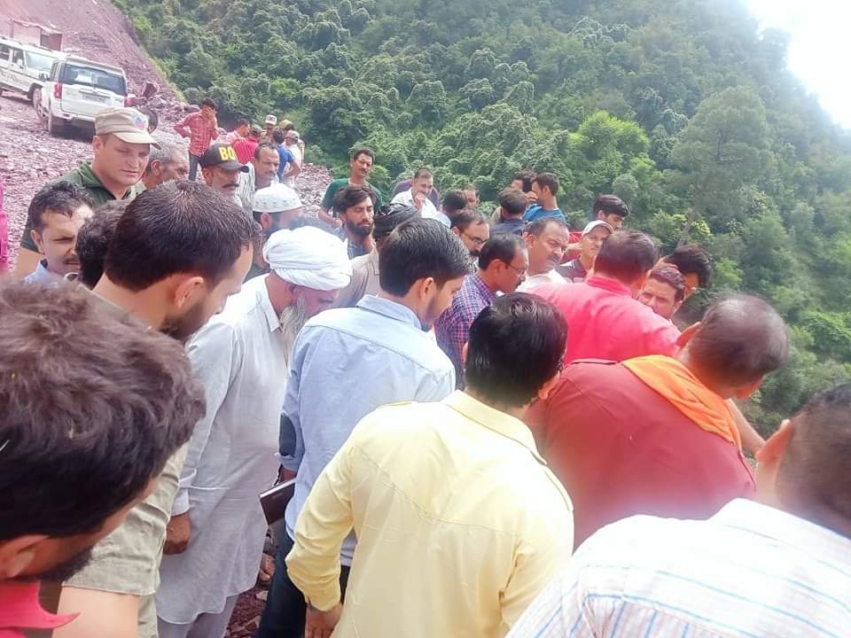 nag_saraf's tweet photo. Aaj dinaank 20.09.2022 ko DDC Chairman Reasi ne Dugga Railway Station aour Tunnel se parbhavit Panchayat Lamsora ke Lamsora No.2 Gaon aour Dugga Panchayat ke Logon se mulakaat ki aour samasyaaon ko sunaa. https://t.co/KLq6KLfcjK