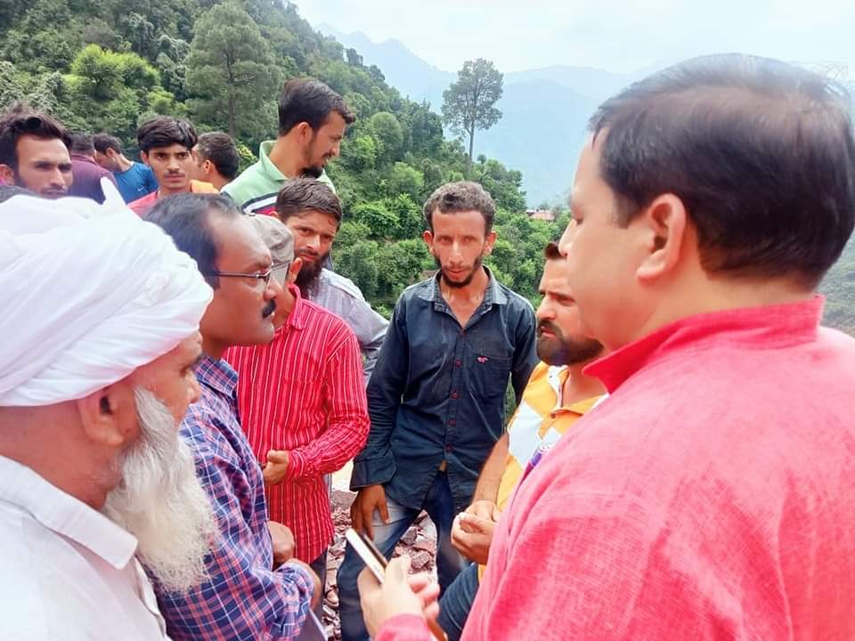 nag_saraf's tweet photo. Aaj dinaank 20.09.2022 ko DDC Chairman Reasi ne Dugga Railway Station aour Tunnel se parbhavit Panchayat Lamsora ke Lamsora No.2 Gaon aour Dugga Panchayat ke Logon se mulakaat ki aour samasyaaon ko sunaa. https://t.co/KLq6KLfcjK