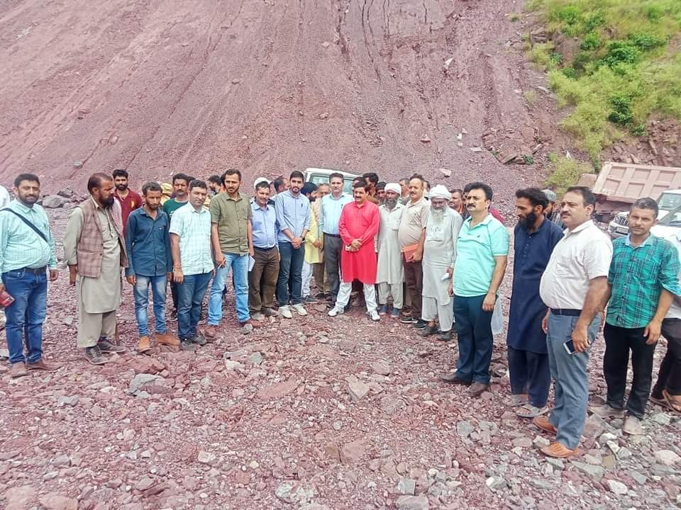 nag_saraf's tweet photo. Aaj dinaank 20.09.2022 ko DDC Chairman Reasi ne Dugga Railway Station aour Tunnel se parbhavit Panchayat Lamsora ke Lamsora No.2 Gaon aour Dugga Panchayat ke Logon se mulakaat ki aour samasyaaon ko sunaa. https://t.co/KLq6KLfcjK