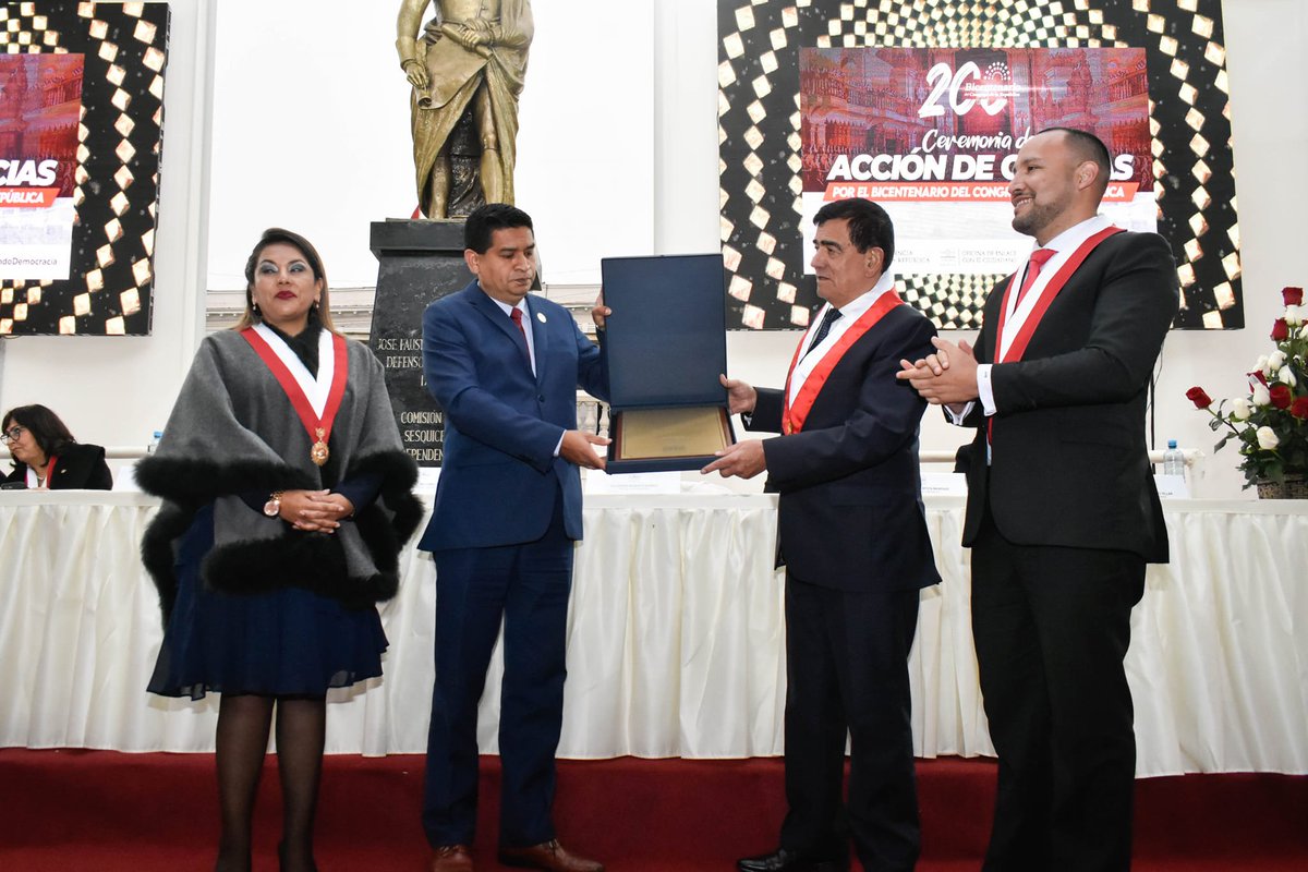 AlejoMunante's tweet photo. Ceremonia de #AcciónDeGracias por el Bicentenario del Congreso de la República del Perú 🇵🇪 y reconocimiento a líderes políticos que dedicaron su labor a la defensa de la democracia, los valores, la vida y la familia.
#BicentenarioCongreso #ConstruyendoDemocracia #20Set https://t.co/hZJkJXO1ji