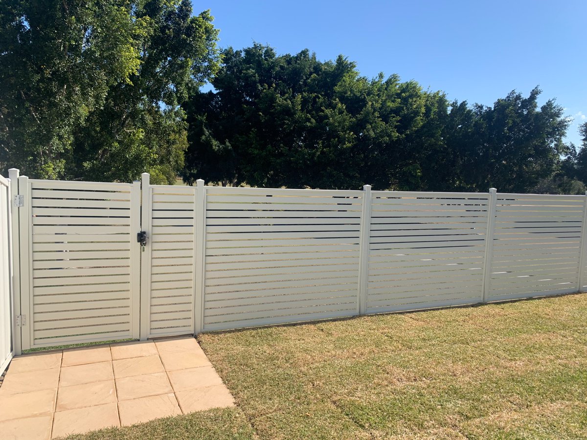 FencingHeriton's tweet photo. 👍Aluminium slat fencing is widely favoured for its affordability, durability and modern street appeal. 
👍Powder coated, strong and durable to withstand harsh weather.
#slatfence #slatpanelling #slatpanel #fence #fencing #gardenfence #aluminumfence #outdoorfence #privacyfence https://t.co/sSf4Y1W5MT