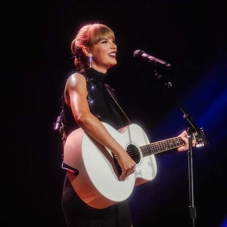 TheSwiftSociety's tweet photo. she shines ✨ https://t.co/GBSq09RzcD