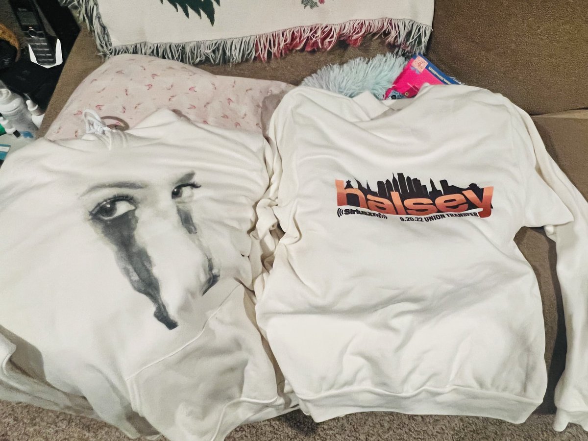 kimberleyronca1's tweet photo. Free Halsey hoodies curtesy of Halsey themselves and Sirius XM radio! @halsey Thanks so much for an incredible night! #siriusxm #uniontransfer #idontneedanyone #withoutme #iamnotawomanimagod#manic #iichliwp #hfk #whatanight #thankyouhalsey https://t.co/WunPaFHOoW