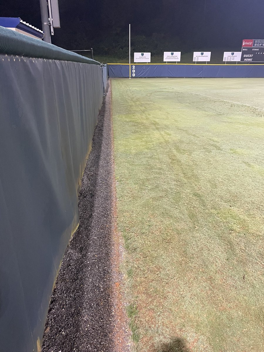 chris_jeffreys's tweet photo. Just a little fall break edging. IYKYK. It isnβt easy, and it takes a lot of time, but love showing up to a nice surface for our girls to play on. For our fans, community, and parents to enjoy watching @CreekviewSB
#compete #dominate #winby1 #bespecial
DGOW HAYISINTHEBARN https://t.co/UDLeoTqNRY