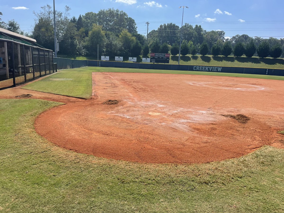 chris_jeffreys's tweet photo. Just a little fall break edging. IYKYK. It isnβt easy, and it takes a lot of time, but love showing up to a nice surface for our girls to play on. For our fans, community, and parents to enjoy watching @CreekviewSB
#compete #dominate #winby1 #bespecial
DGOW HAYISINTHEBARN https://t.co/UDLeoTqNRY