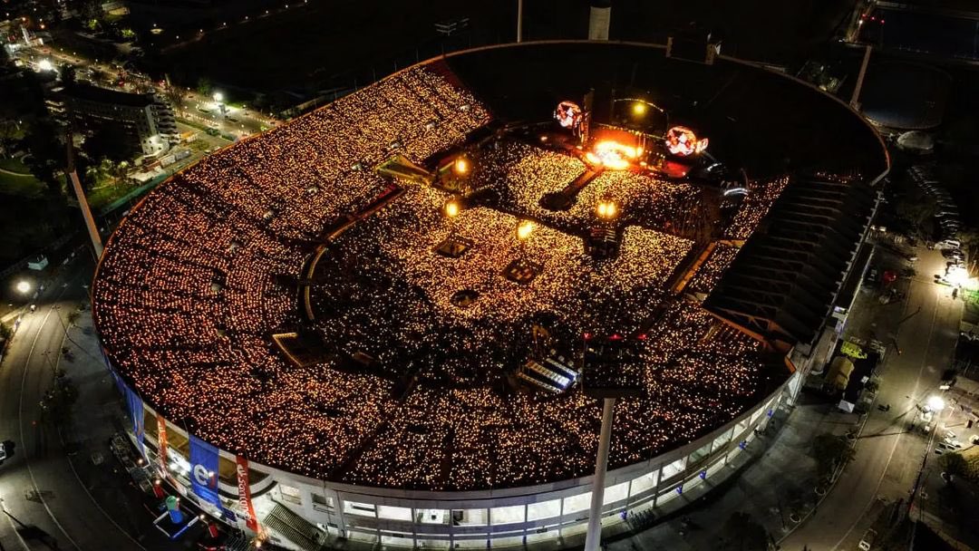 mascoldplay's tweet photo. Estadio lleno en Santiago para la primera noche de Coldplay en Chile. 🇨🇱

📸: https://t.co/LRrdDgOHMH https://t.co/73eju6l8cx