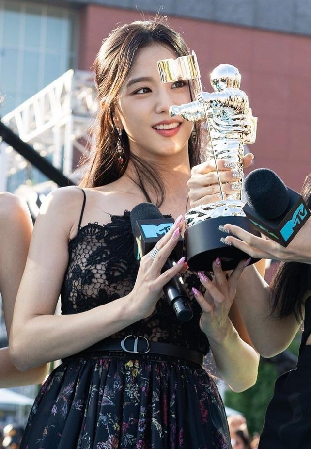 Genius_sooyaa's tweet photo. The way she always be the one to clap &amp; cheer other members with teary eyes when they accepting their awards but never get a chance to accept her award &amp; to speak her heart out as the acceptance speech even after winning one of the biggest award in there. JISOO DESERVES BETTER:) https://t.co/AESxnDCHfO