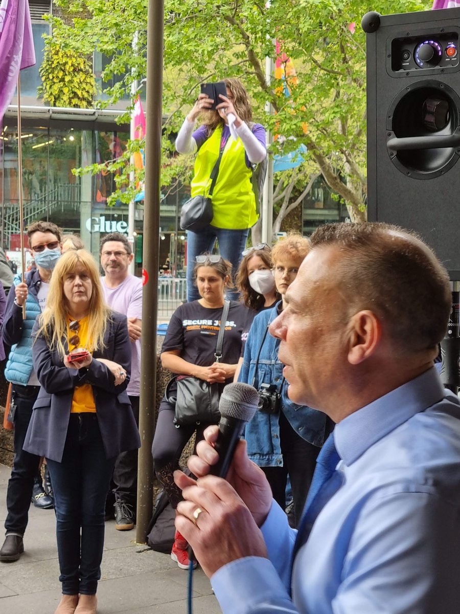 NTEUNSW's tweet photo. Fantastic morning at #utsstrike for #BetterUnis. Great support from @MehreenFaruqi, @ButtigiegMark, MUA delegate Erima Dall and NTEU NSW Division Secretary @DamienCahill8. https://t.co/FOdoP0uYRj