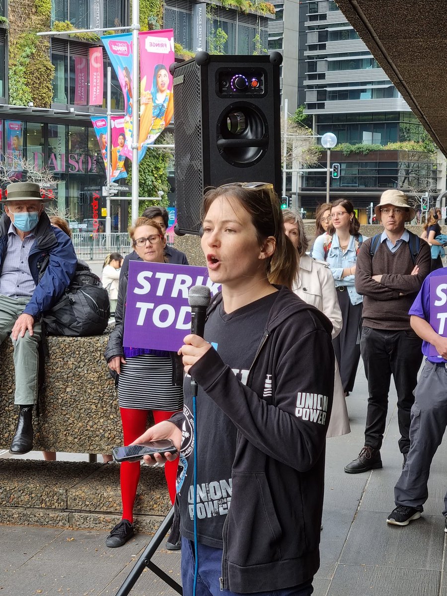NTEUNSW's tweet photo. Fantastic morning at #utsstrike for #BetterUnis. Great support from @MehreenFaruqi, @ButtigiegMark, MUA delegate Erima Dall and NTEU NSW Division Secretary @DamienCahill8. https://t.co/FOdoP0uYRj