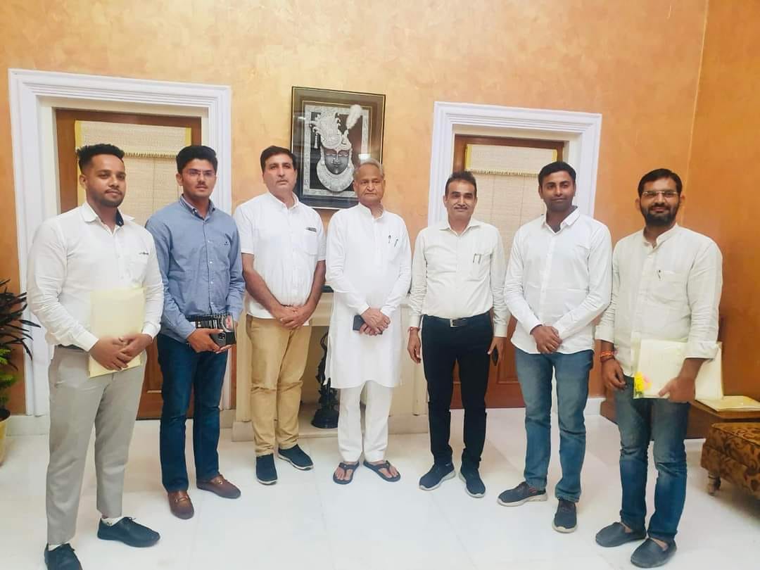 OBC आरक्षण में विसंगतियों के सुधार को लेकर हरीश चौधरी के नेतृत्व में CM अशोक गहलोत से मिले संघर्ष समिति के सदस्य |
बड़ा सवाल कि जो 3 वर्ष 7 माह में जो भर्ती निकली उसमें ओबीसी वर्ग के वह पद भरे जाएंगे या नहीं ?
<a href="/Barmer_Harish/">Harish Chaudhary</a>  <a href="/ashokgehlot51/">Ashok Gehlot</a> <a href="/bharatbeniwal_/">BHARAT BENIWAL</a> <a href="/RajCMO/">CMO Rajasthan</a> <a href="/TheUpenYadav/">Upen Yadav (मोदी का परिवार)</a>