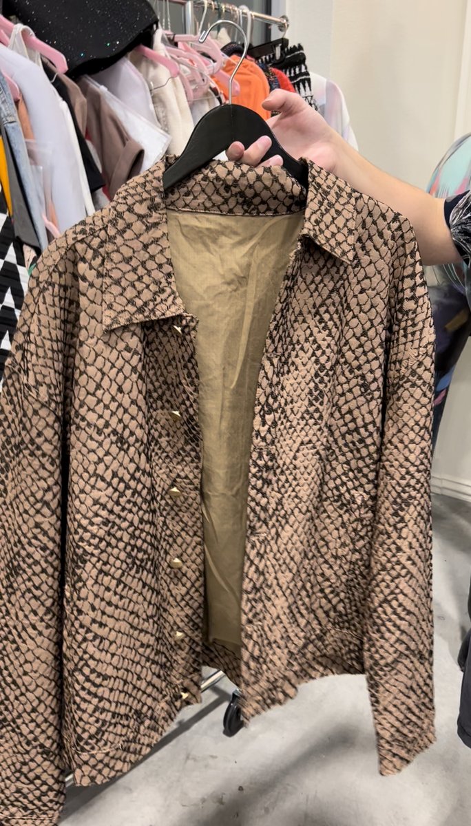 TFGmykL's tweet photo. 5/6
APIENS will be legitimized as a top fashion brand by being sold on the same shelves as Gucci, Supreme, Balenciaga, &amp; many more while maintaining the same level of high end quality as our competitors. We will utilize our partnerships to bring in more high level collabs etc... https://t.co/0qx9W8wriS