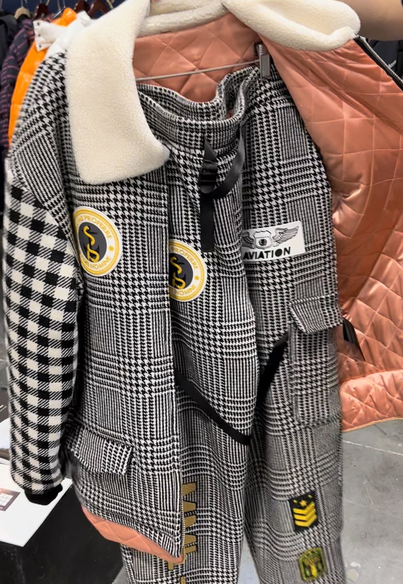 TFGmykL's tweet photo. 5/6
APIENS will be legitimized as a top fashion brand by being sold on the same shelves as Gucci, Supreme, Balenciaga, &amp; many more while maintaining the same level of high end quality as our competitors. We will utilize our partnerships to bring in more high level collabs etc... https://t.co/0qx9W8wriS